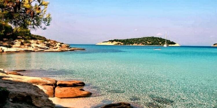 Το άγνωστο εξωτικό ελληνικό νησί που έχει ζεστά νερά όλο το χρόνο και καθόλου κύμα