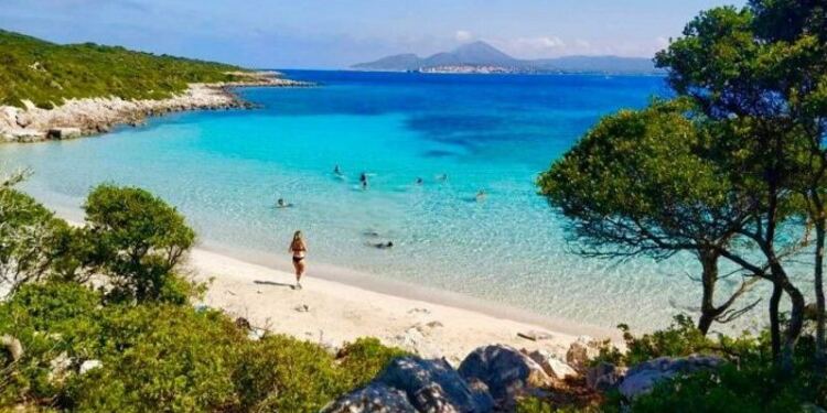 Ζεστά νερά, χωρίς κύμα: Το ελληνικό νησί των 7 κατοίκων έχει 1 παραλία που δεν βρίσκεις ούτε στην Καραϊβική