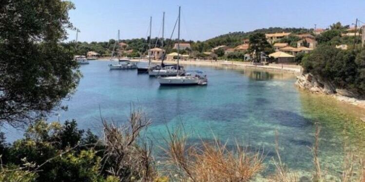 Εισιτήριο με 3€, φαγητό με 10€: Το νησί – θαύμα που επιλέγουν όσοι προτιμούν φθηνές κι ανέμελες διακοπές