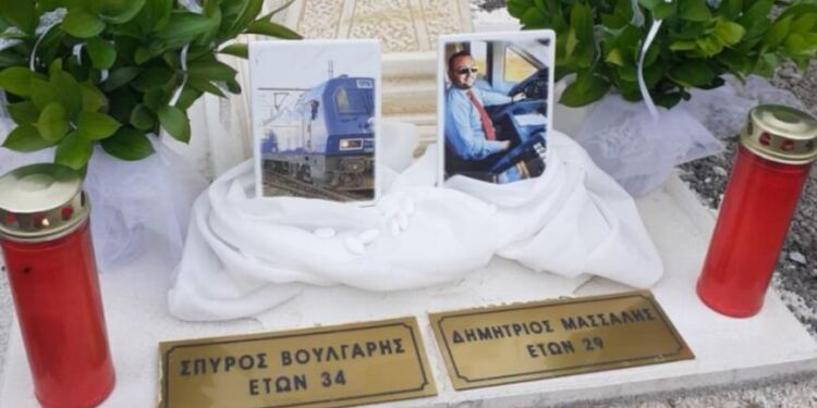 «Ο Ψαρόπουλος συγκρούστηκε με τον Πλακιά» – Η «θαμμένη» ιστορία της μητέρας του μηχανοδηγού που σκοτώθηκε στα Τέμπη