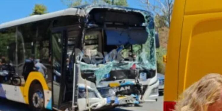 Συγκρούστηκαν δύο λεωφορεία στη Βούλα