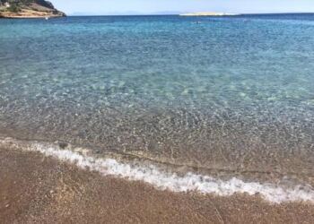 Τέλος το μπάνιο σε παραλίες της Αττικής: Οι 30 ακατάλληλες περιοχές που δεν πρέπει να κολυμπήσετε κοντά στην Αθήνα