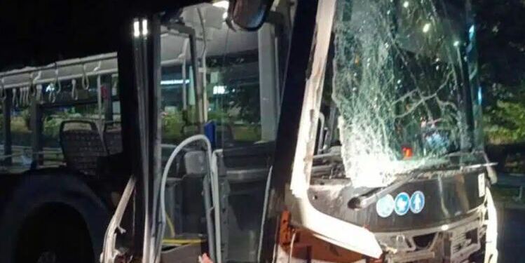 Ακυβέρνητο λεωφορείο σε τρελή πορεία στη Βουλιαγμένης ξηλώνει κολώνες προτού ακινητοποιηθεί