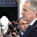 «Έσπασε» μόλις είδε το λευκό φέρετρο της κόρης του: Πόνος ψυχής για την οικογένεια Σαμάρα στην κηδεία της Λένας