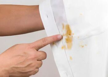 Το απλό σπιτικό μείγμα που εξαφανίζει κάθε λεκέ – Από καφέ και λάδι μέχρι μελάνι και κρασί