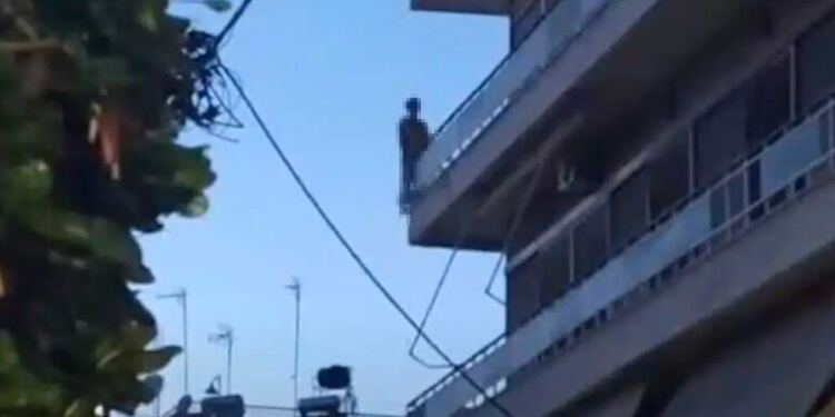 Σοκ στο Αγρίνιο: Νεκρή νεαρή μητέρα που έπεσε από μπαλκόνι πολυκατοικίας στον 4ο όροφο