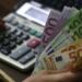 Αυξήσεις στις κύριες συντάξεις το 2026: Ποιοι ωφελούνται και πόσα θα πάρουν- Πίνακας