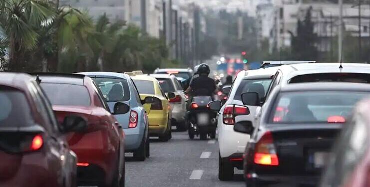 Σε ισχύ ο νέος ΚΟΚ από σήμερα: Έως και 2.000 πρόστιμο για κινητό στην οδήγηση, έως 8.000 εupώ για όριο ταχύτητας