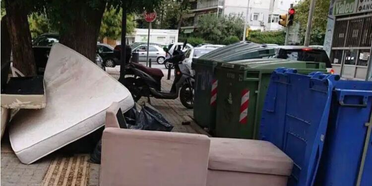 Δήμοι: Πετάτε ογκώδη αντικείμενα; – Φυλάκιση και πρόστιμα μέχρι 60.000 εupώ
