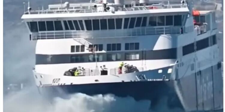 Θρίλερ με το Blue Star Naxos: Πάλευε στα κύματα με 9 μποφόρ – Είχε απαγορευτικό απόπλου (vid)