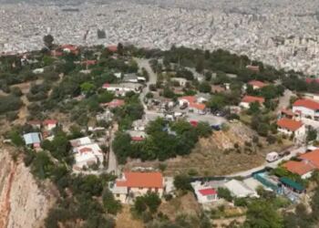 Το άγνωστο χωριό στο κέντρο της Αθήνας με τις ασβεστωμένες αυλές, τα βοσκοτόπια και την ωραία θέα