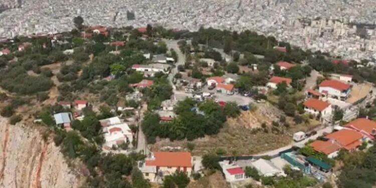 Το άγνωστο χωριό στο κέντρο της Αθήνας με τις ασβεστωμένες αυλές, τα βοσκοτόπια και την ωραία θέα