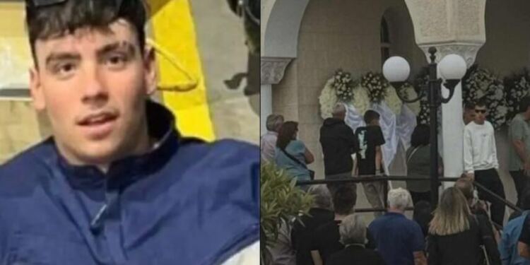Θρήνος στην κηδεία του 20χρονου ναυτικού που εγκλωβίστηκε στην πόρτα πλοίου