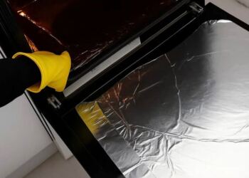 Πώς να καθαρίσετε τον φούρνο με αλουμινόχαρτο και να γίνει σαν την ημέρα που τον αγοpάσετε
