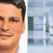 Ο νευροχειρουργός γνωστός ως «ο γιατρός των φτωχών» που έχει κατάφερε να αναδείξει το Βοστάνειο Νοσοκομείο ως ένα από τα πιο αξιόπιστα δημόσια νοσοκομεία στη χώρα