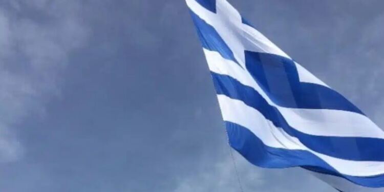 Τουρίστρια κατέβασε την ελληνική σημαία και επιτέθηκε σε αστυνομικούς – Αυτή η ποινή της επιβλήθηκε