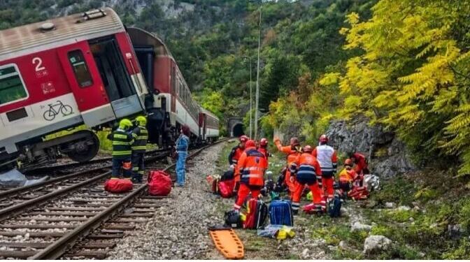 Τουλάχιστον 66 οι τραυματίες από τη σύγκρουση δύο τρένων