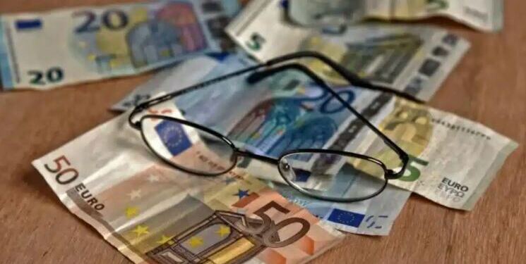 Νέο «δώρο» στους συνταξιούχους: 2.000 ευρώ τον μήνα μαζί με τη σύνταξη