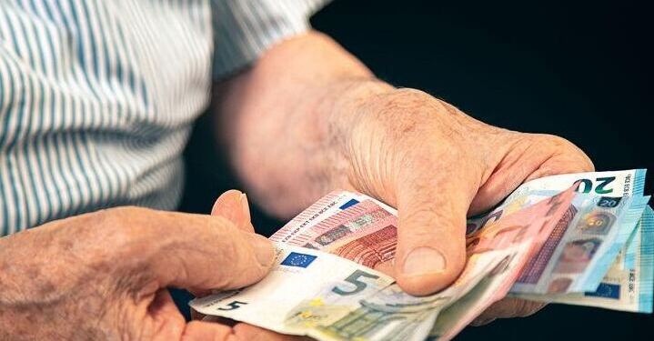 Επίδομα 250 ευρώ: Πληρωμή νωρίτερα για 1,4 εκατ. δικαιούχους – Ποιοι θα το πάρουν