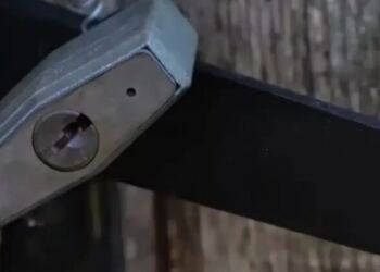 Τι είναι η μικροσκοπική τρύπα στο κάτω μέρος ενός λουκέτου