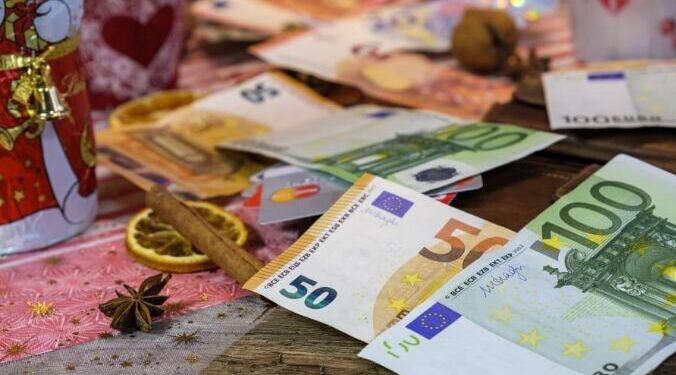 Έκτακτη ενίσχυση για τα Χριστούγεννα 2025: Τι ισχύει τελικά με την επιταγή ακρίβειας