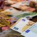Έκτακτη ενίσχυση για τα Χριστούγεννα 2025: Τι ισχύει τελικά με την επιταγή ακρίβειας