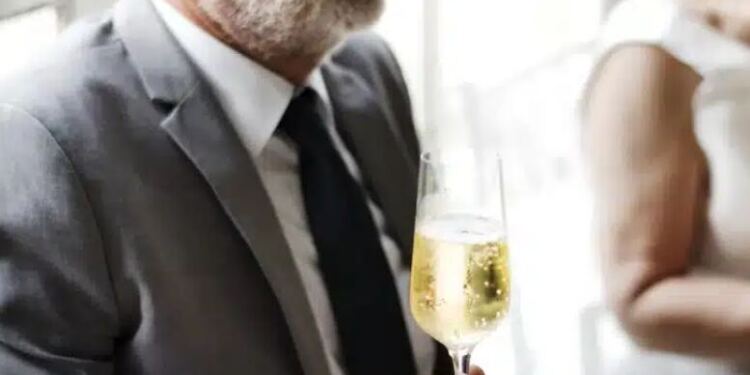 Ο πατέρας μου πήρε τα εύσημα ότι πλήρωσε για τον γάμο μου κατά τη διάρκεια της πρόποσής του – αλλά ήταν ο πατριός μου που πλήρωσε τα πάντα.