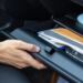 Εγκληματολόγος αποκαλύπτει: Αυτά είναι τα δύο αντικείμενα που δεν πρέπει να αφήσεις ποτέ μέσα στο αυτοκίνητο