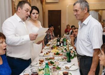 Όταν ένας φτωχός πατέρας χάρισε στην κόρη του, για τον γάμο της, έναν απλό φάκελο, οι πλούσιοι συγγενείς του γαμπρού άρχισαν να γελούν με ένα τόσο «γενναιόδωρο» δώρο