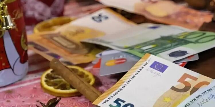 Χριστουγεννιάτικο «δώρο» στους συνταξιούχους: Τετραπλή ενίσχυση για 2,5 εκατ.