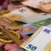Χριστουγεννιάτικο «δώρο» στους συνταξιούχους: Τετραπλή ενίσχυση για 2,5 εκατ.