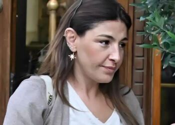 Έλενα Παπαρίζου: Η πρώτη δημόσια εμφάνιση μετά την περιπέτεια υγείας της – Όλοι πρόσεξαν το ίδιο