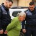 Οι αστυνομικοί λυπήθηκαν τη φτωχή γριούλα που πουλούσε παράνομα στον δρόμο· όμως όταν ένας από τους αξιωματικούς έσκυψε για να εξετάσει προσεκτικά τα λαχανικά, η γυναίκα συνελήφθη αμέσως