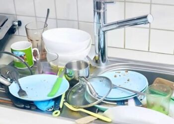 Η ψυχολογική σημασία του να αφήνεις βρώμικα πιάτα και γιατί δεν πρέπει να στοιβάζονται