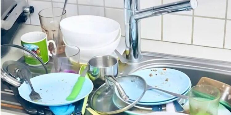 Η ψυχολογική σημασία του να αφήνεις βρώμικα πιάτα και γιατί δεν πρέπει να στοιβάζονται