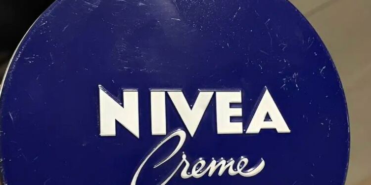 Η κλασική μπλε Nivea έχει 9 απρόσμενες χρήσεις – Πέρα από την ενυδάτωση