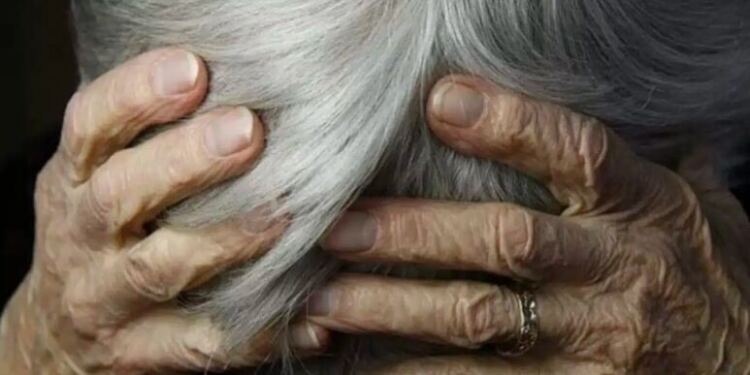 Βόλος: Έπιασε από τον λαιμό την μητέρα του, την πέταξε στο έδαφος και απειλούσε να την σκοτώσει
