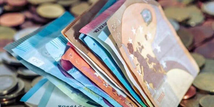 Κλειδώνει η αύξηση του κατώτατου μισθού την 1η Απριλίου: Ποια 20 επιδόματα «συμπαρασύρει» και πού φτάνει ο μέσος μισθός