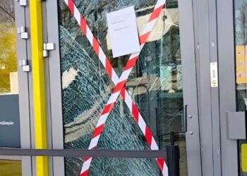 Οργή 80χρονου: «Μου πήραν το σπίτι» ούρλιαζε και μπούκαρε με το αυτοκίνητο κάνοντας σμπαράλια την τζαμαρία τράπεζας