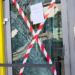 Οργή 80χρονου: «Μου πήραν το σπίτι» ούρλιαζε και μπούκαρε με το αυτοκίνητο κάνοντας σμπαράλια την τζαμαρία τράπεζας