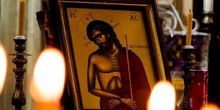 Πότε είναι η Κυριακή της Σταυροπροσκυνήσεως: Τι τρώμε και το «άγνωστο» έθιμο της Μεγάλης Γιορτής
