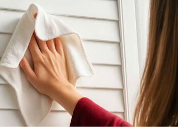 Καθάρισμα παντζουριών: Ο έξυπνος τρόπος που θα σας λύσει τα χέρια και θα τα κάνετε να λάμπουν