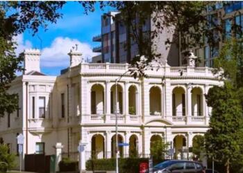 Μέσος μισθός 2700€: 180.000 Έλληνες ζουν και εργάζονται στην καλύτερη πόλη του κόσμου για το 2026