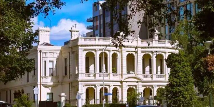Μέσος μισθός 2700€: 180.000 Έλληνες ζουν και εργάζονται στην καλύτερη πόλη του κόσμου για το 2026