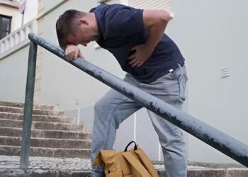 Λαχανιάζετε όταν ανεβαίνετε σκάλες; Πότε μπορεί να δείχνει ότι η καρδιά σας κινδυνεύει
