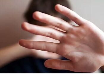 Εκτός ελέγχου καθηγητής σε γυμνάσιο: Άρπαξε μαθητή από την μπλούζα και τον πέταξε στο θρανίο γιατί τον αποκάλεσε «μπρο»
