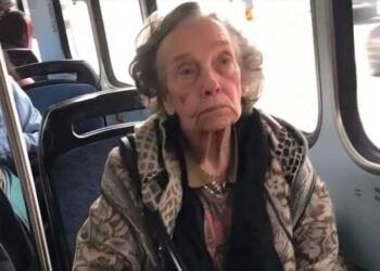 Δύο έφηβοι κοροϊδεύουν μια φτωχή ηλικιωμένη στο λεωφορείο… μέχρι που μια αντρική φωνή τους σταματά