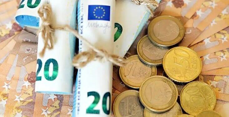 Αυτόματα στους λογαριασμούς: Από 2 Απριλίου πληρώνονται επιδόματα και δώρο Πάσχα