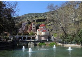 Ελληνικός ναóς είναι χτισμένος πάνω σε σπηλιά και από κάτω του τρέχουν νερά από πηγές