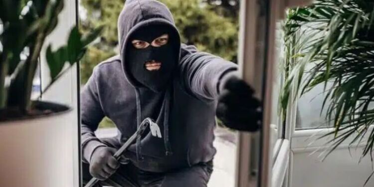 Μην βάζεις ποτέ λεφτά και κοσμήματα εκεί! Αυτό είναι το πρώτο δωμάτιο που ψάχνουν οι κλέφτες όταν μπαίνουν σε ένα σπίτι – Ο λόγος